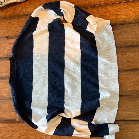 Abercrombie & Fitch Women’s Navy and White Crewneck Sweater - Picture 2 of 4